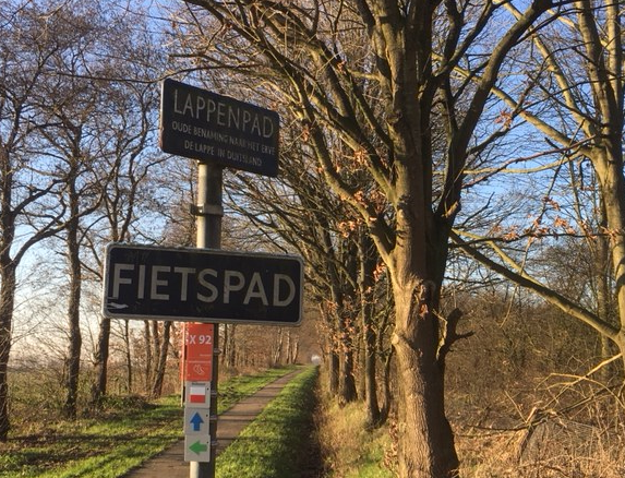 Paaltjes bij het verzamelpunt