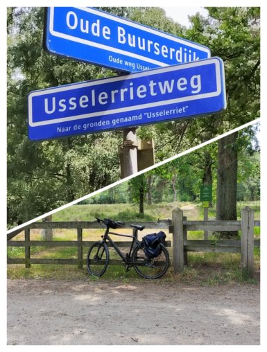De 2 straatnaam bordjes op de kruising waar we verzamelen; hek van Zonnebeek met fiets ertegenaan